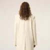 Abrigo recto de lana virgen blanca con botonadura sencilla Abrigo recto de lana virgen blanca con botonadura sencilla