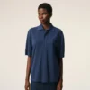 Ami de Coeur Polo de algodón azul con parche bordado Ami de Coeur Polo de algodón azul con parche bordado