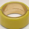 Anillo lacado en latón verde martillado Anillo lacado en latón verde martillado