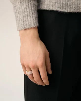 Anillo lacado martillado de latón rosa