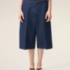 Bermudas azules de algodón con cinturón cruzado Bermudas azules de algodón con cinturón cruzado