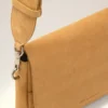 Bolso bandolera con solapa Carrousel de piel de vaca amarilla Bolso bandolera con solapa Carrousel de piel de vaca amarilla