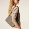 Bolso bandolera con solapa Carrousel de piel de vacuno gris Bolso bandolera con solapa Carrousel de piel de vacuno gris
