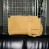Bolso carrusel grande con solapa de piel de vaca amarilla Bolso carrusel grande con solapa de piel de vaca amarilla