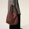 Bolso hobo Etienne de piel flexible en color burdeos Bolso hobo Etienne de piel flexible en color burdeos