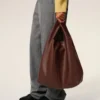 Bolso hobo Etienne de piel flexible en color burdeos Bolso hobo Etienne de piel flexible en color burdeos