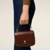 Bolso Paris Paris con asa de piel barnizada en color burdeos Bolso Paris Paris con asa de piel barnizada en color burdeos