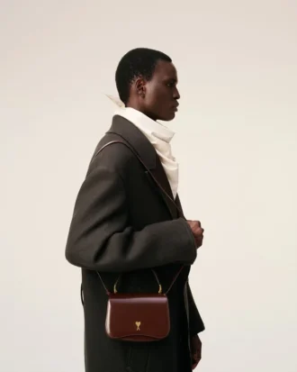 Bolso Paris Paris con asa de piel barnizada en color burdeos