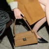 Bolso pequeño Mimi de piel de vacuno marrón Bolso pequeño Mimi de piel de vacuno marrón