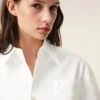 Camisa ancha de algodón blanco con cuello de punta y Ami de Coeur Camisa ancha de algodón blanco con cuello de punta y Ami de Coeur