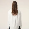 Camisa ancha de algodón blanco con cuello de punta y Ami de Coeur Camisa ancha de algodón blanco con cuello de punta y Ami de Coeur