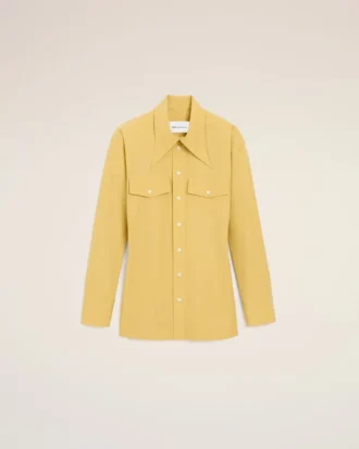 Camisa entallada de algodón amarillo con cuello de punta