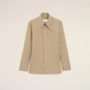 Camisa entallada de algodón beige con cuello de punta Camisa entallada de algodón beige con cuello de punta