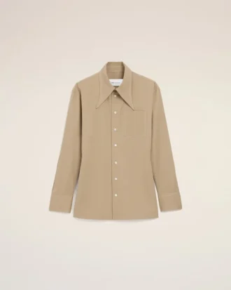 Camisa entallada de algodón beige con cuello de punta