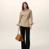 Camisa entallada de algodón beige con cuello de punta Camisa entallada de algodón beige con cuello de punta