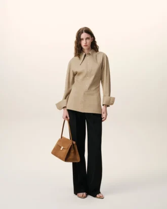 Camisa entallada de algodón beige con cuello de punta