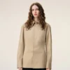Camisa entallada de algodón beige con cuello de punta Camisa entallada de algodón beige con cuello de punta