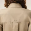 Camisa entallada de algodón beige con cuello de punta Camisa entallada de algodón beige con cuello de punta