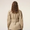 Camisa entallada de algodón beige con cuello de punta Camisa entallada de algodón beige con cuello de punta