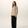 Camisa entallada de algodón beige con cuello de punta Camisa entallada de algodón beige con cuello de punta