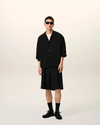 Camisa negra de corte recto con bordados de Ami Paris