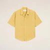 Camisas de algodón de manga corta con cuello camp y corte recto en amarillo Camisas de algodón de manga corta con cuello camp y corte recto en amarillo