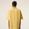 Camisas de algodón de manga corta con cuello camp y corte recto en amarillo Camisas de algodón de manga corta con cuello camp y corte recto en amarillo