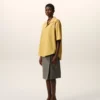 Camisas de algodón de manga corta con cuello camp y corte recto en amarillo Camisas de algodón de manga corta con cuello camp y corte recto en amarillo