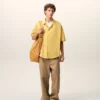 Camisas de algodón de manga corta con cuello camp y corte recto en amarillo Camisas de algodón de manga corta con cuello camp y corte recto en amarillo