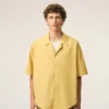Camisas de algodón de manga corta con cuello camp y corte recto en amarillo Camisas de algodón de manga corta con cuello camp y corte recto en amarillo