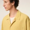 Camisas de algodón de manga corta con cuello camp y corte recto en amarillo Camisas de algodón de manga corta con cuello camp y corte recto en amarillo