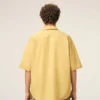 Camisas de algodón de manga corta con cuello camp y corte recto en amarillo Camisas de algodón de manga corta con cuello camp y corte recto en amarillo