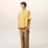 Camisas de algodón de manga corta con cuello camp y corte recto en amarillo Camisas de algodón de manga corta con cuello camp y corte recto en amarillo