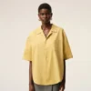 Camisas de algodón de manga corta con cuello camp y corte recto en amarillo Camisas de algodón de manga corta con cuello camp y corte recto en amarillo