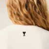 Camiseta blanca de algodón con estampado característico Camiseta blanca de algodón con estampado característico