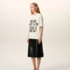 Camiseta blanca de algodón con estampado característico Camiseta blanca de algodón con estampado característico