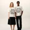 Camiseta blanca de algodón con estampado característico Camiseta blanca de algodón con estampado característico