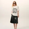Camiseta blanca de algodón con estampado característico Camiseta blanca de algodón con estampado característico