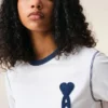 Camiseta blanca de algodón con parche de punto Ami de Coeur Camiseta blanca de algodón con parche de punto Ami de Coeur