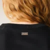 Camiseta de manga corta de satén negro con detalle de canalé