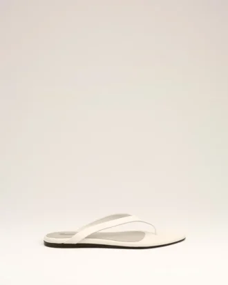 Chanclas de piel de cordero blanca con punta afilada