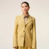 Chaqueta entallada de lana virgen amarilla con botonadura sencilla Chaqueta entallada de lana virgen amarilla con botonadura sencilla