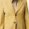 Chaqueta entallada de lana virgen amarilla con botonadura sencilla Chaqueta entallada de lana virgen amarilla con botonadura sencilla