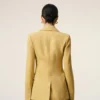 Chaqueta entallada de lana virgen amarilla con botonadura sencilla Chaqueta entallada de lana virgen amarilla con botonadura sencilla