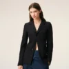 Chaqueta entallada de lana virgen negra de botonadura sencilla Chaqueta entallada de lana virgen negra de botonadura sencilla