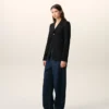 Chaqueta entallada de lana virgen negra de botonadura sencilla Chaqueta entallada de lana virgen negra de botonadura sencilla