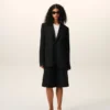 Chaqueta negra de lana nueva, de corte recto y botonadura simple Chaqueta negra de lana nueva, de corte recto y botonadura simple