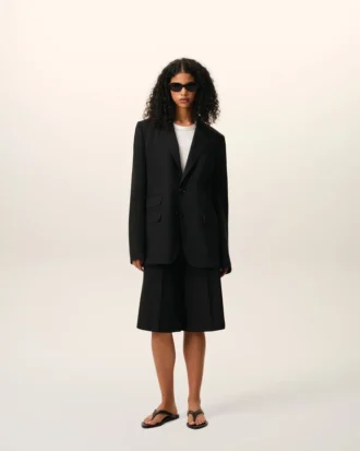 Chaqueta negra de lana nueva, de corte recto y botonadura simple