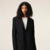 Chaqueta negra de lana nueva, de corte recto y botonadura simple Chaqueta negra de lana nueva, de corte recto y botonadura simple