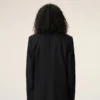 Chaqueta negra de lana nueva, de corte recto y botonadura simple Chaqueta negra de lana nueva, de corte recto y botonadura simple